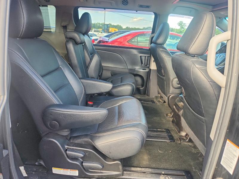 67805666 :رقم المزاد ، 5TDXZ3DC1HS864512 vin ، 2017 Toyota Sienna مزاد بيع