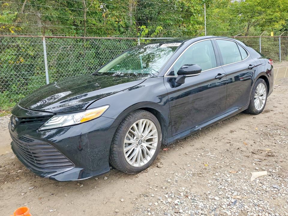 70023836 :رقم المزاد ، 4T1B11HK5JU050948 vin ، 2018 Toyota Camry مزاد بيع