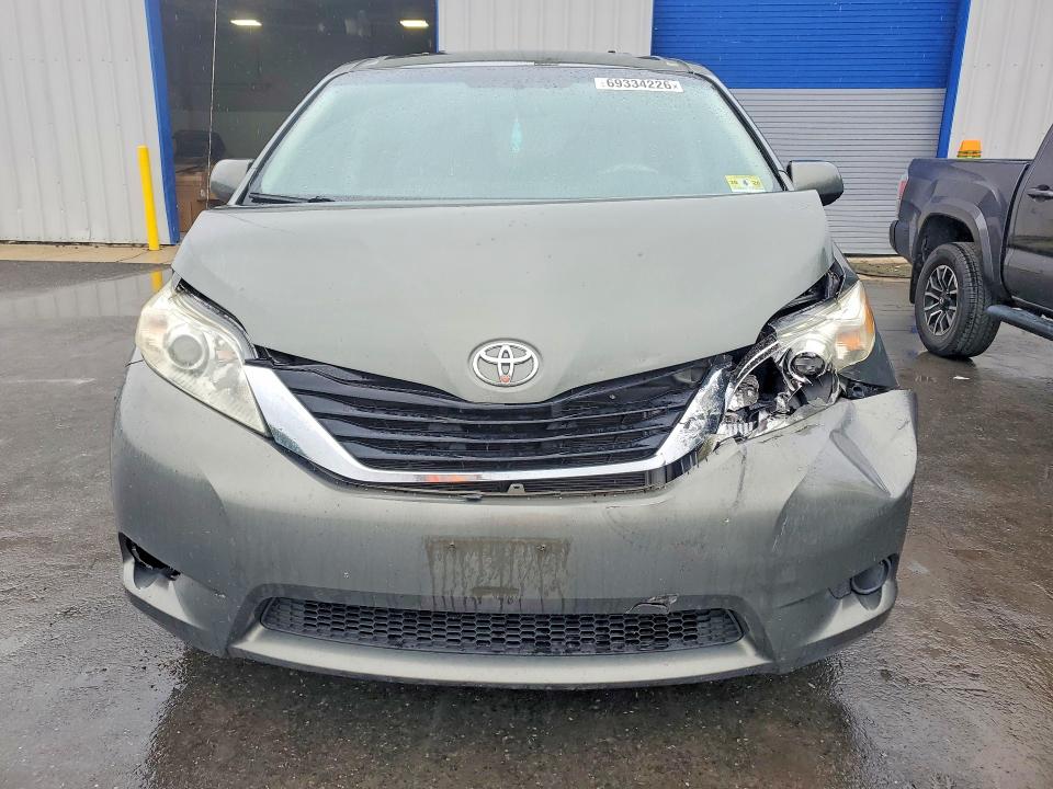 69334226 :رقم المزاد ، 5TDKK3DC2BS086002 vin ، 2011 Toyota Sienna مزاد بيع
