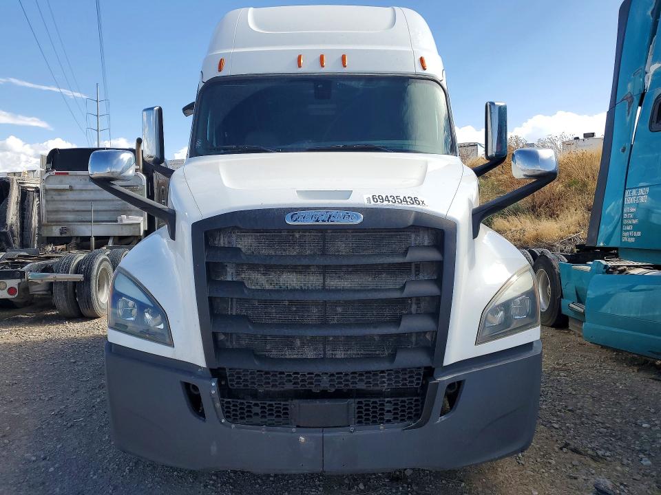 Auction sale of the 2019 Freightliner Cascadia 126, vin: 3AKJHHDR2KSKL4272, lot number: 69435436