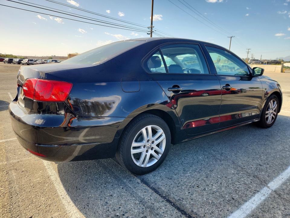 70923856 :رقم المزاد ، 3VW2K7AJXBM300533 vin ، 2011 Volkswagen Jetta مزاد بيع