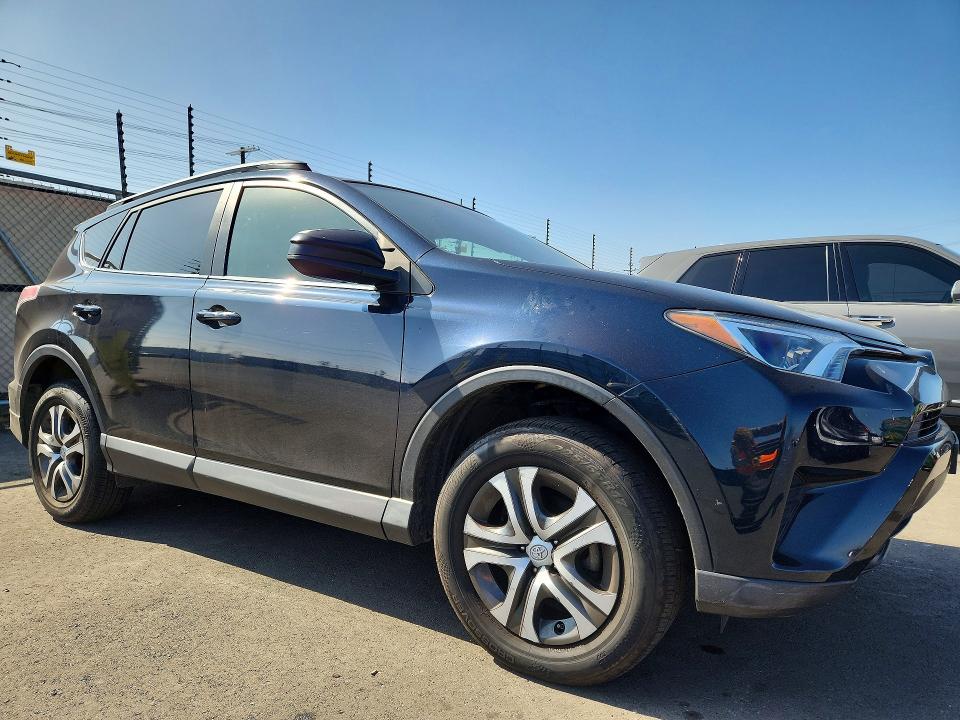 2018 Toyota Rav4 მანქანა იყიდება აუქციონზე, vin: JTMZFREV0JJ176086, აუქციონის ნომერი: 70357486