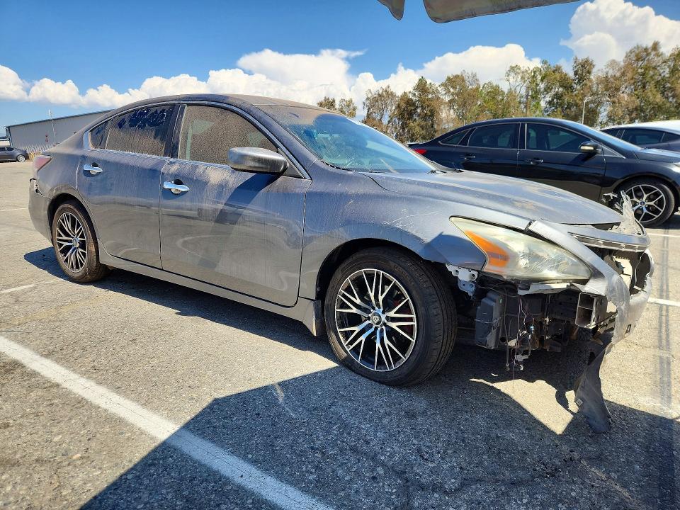2015 Nissan Altima მანქანა იყიდება აუქციონზე, vin: 1N4AL3AP1FN402782, აუქციონის ნომერი: 70160646