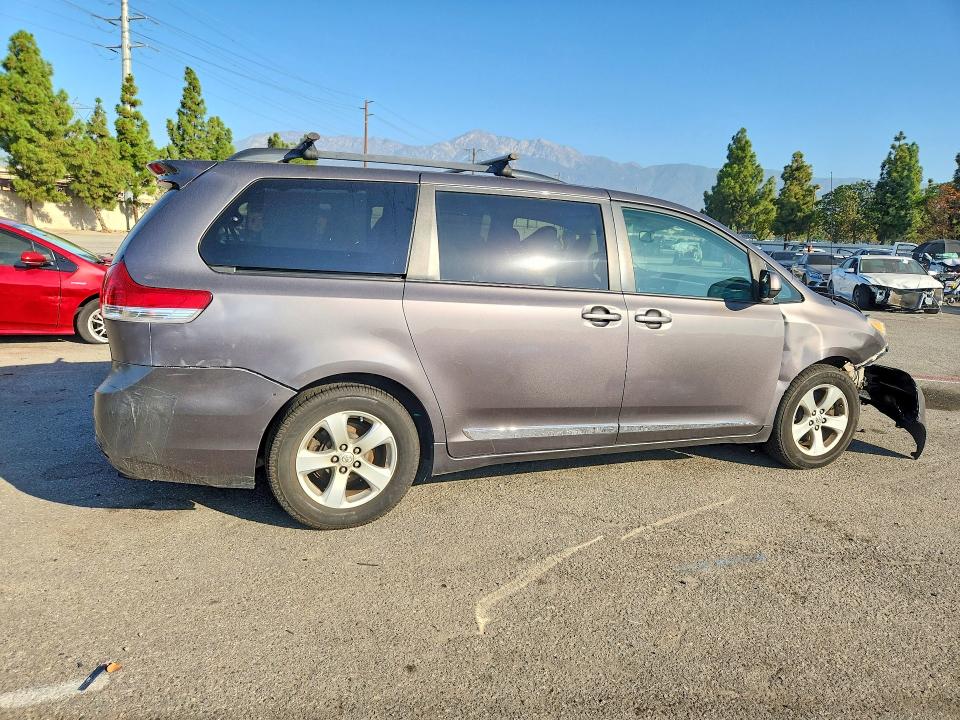 2014 Toyota Sienna მანქანა იყიდება აუქციონზე, vin: 5TDKK3DC2ES408433, აუქციონის ნომერი: 70307916