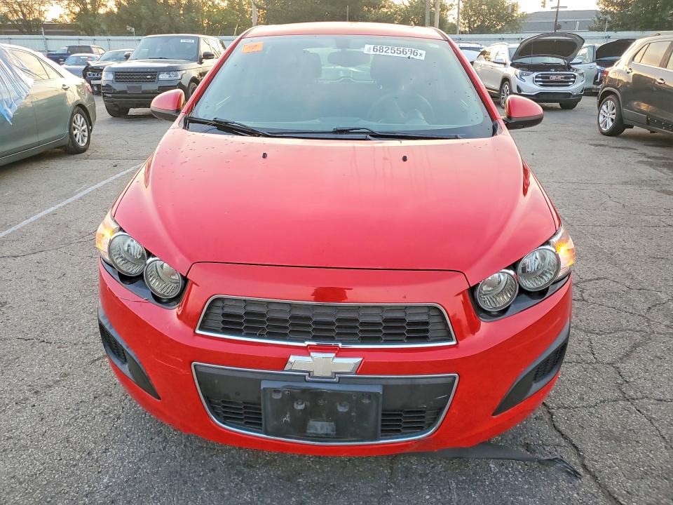 68255696 :رقم المزاد ، 1G1JC6SB3F4136453 vin ، 2015 Chevrolet Sonic مزاد بيع