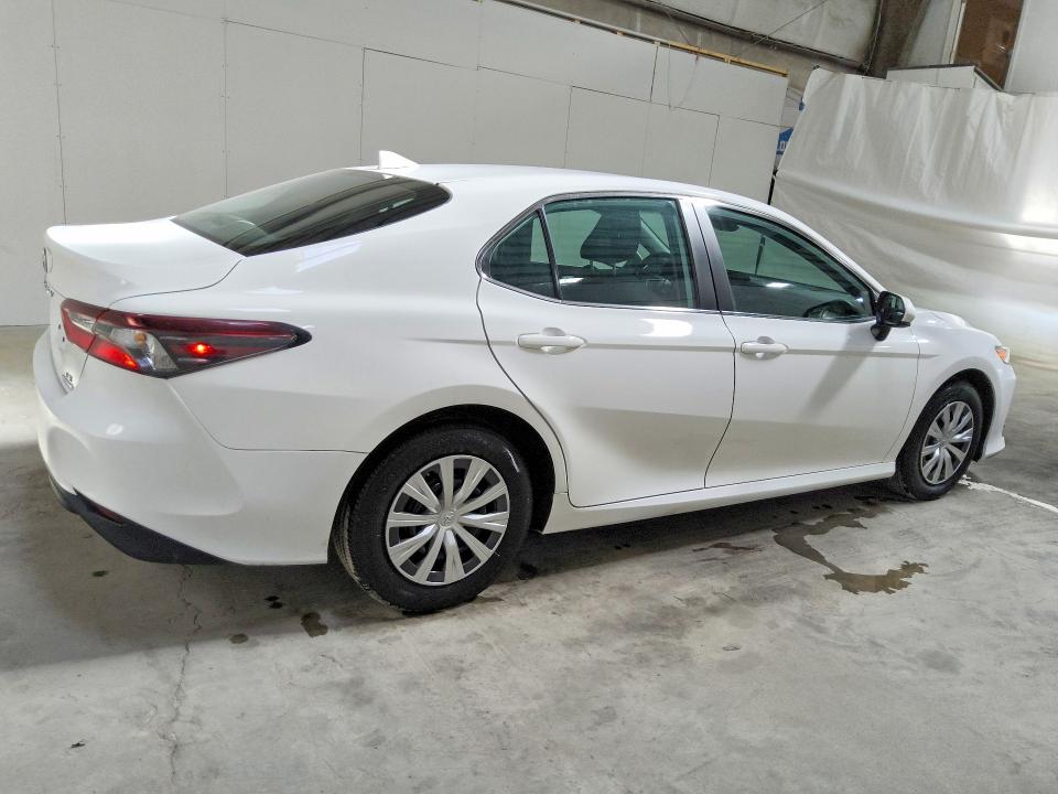 70525196 :رقم المزاد ، 4T1C31AK0NU587001 vin ، 2022 Toyota Camry مزاد بيع