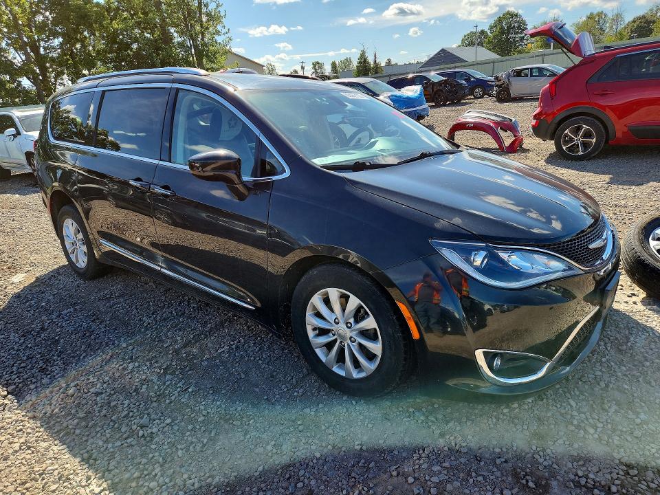 68569126 :رقم المزاد ، 2C4RC1BG5JR152152 vin ، 2018 Chrysler Pacifica مزاد بيع