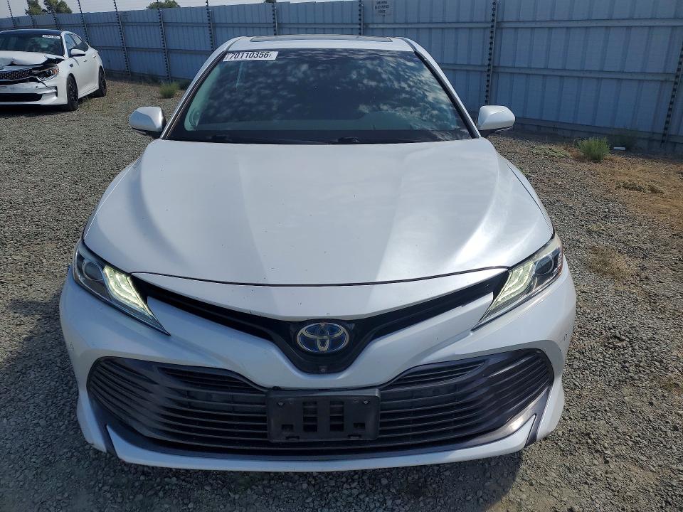 70110356 :رقم المزاد ، 4T1B21HK9JU509637 vin ، 2018 Toyota Camry Hybrid مزاد بيع