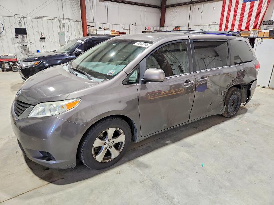 70968976 :رقم المزاد ، 5TDKK3DC7ES433568 vin ، 2014 Toyota Sienna مزاد بيع