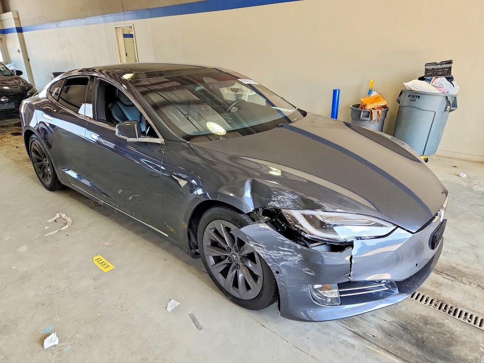 67422726 :رقم المزاد ، 5YJSA1E28JF247288 vin ، 2018 Tesla Model S مزاد بيع