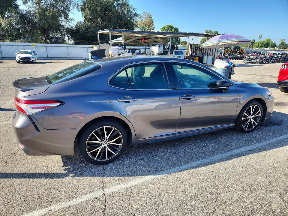 69793656 :رقم المزاد ، 4T1M11AK5LU924415 vin ، 2020 Toyota Camry مزاد بيع