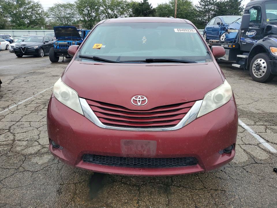 Продажа на аукционе авто 2015 Toyota Sienna, vin: 5TDKK3DCXFS574880, номер лота: 69489226