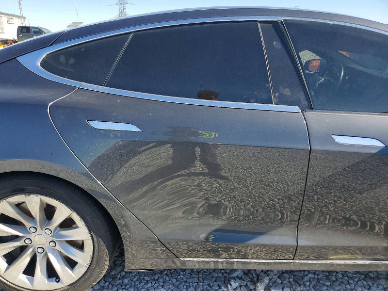 68801036 :رقم المزاد ، 5YJSA1E23JF276116 vin ، 2018 Tesla Model S مزاد بيع