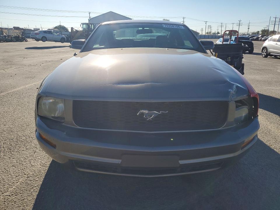 70358106 :رقم المزاد ، 1ZVFT80N655188297 vin ، 2005 Ford Mustang مزاد بيع