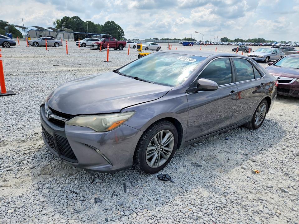 68251186 :رقم المزاد ، 4T1BF1FK3FU107661 vin ، 2015 Toyota Camry مزاد بيع