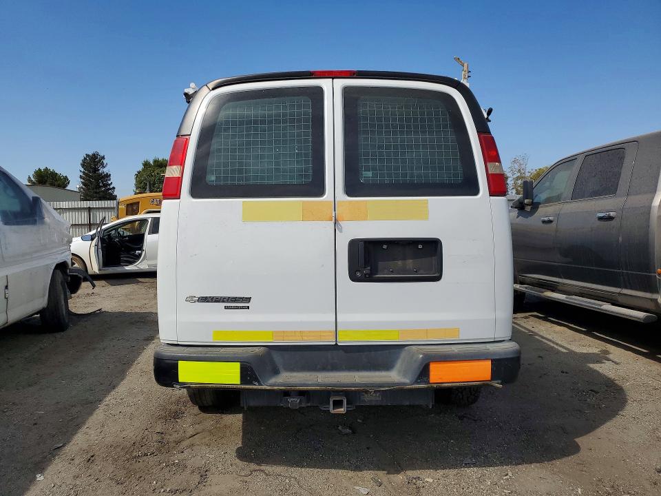 68421586 :رقم المزاد ، 1GCWGFCF7F1221977 vin ، 2015 Chevrolet Express مزاد بيع