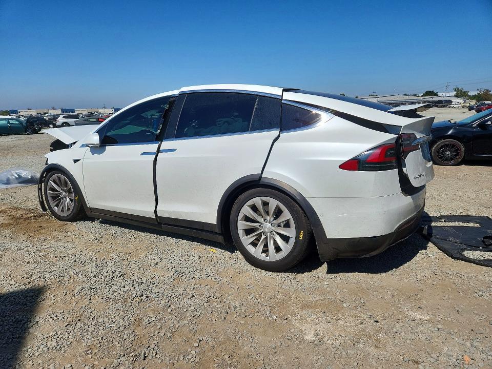 69982136 :رقم المزاد ، 5YJXCBE2XJF104512 vin ، 2018 Tesla Model X مزاد بيع