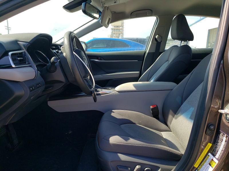 69755806 :رقم المزاد ، 4T1B11HK8JU550456 vin ، 2018 Toyota Camry مزاد بيع