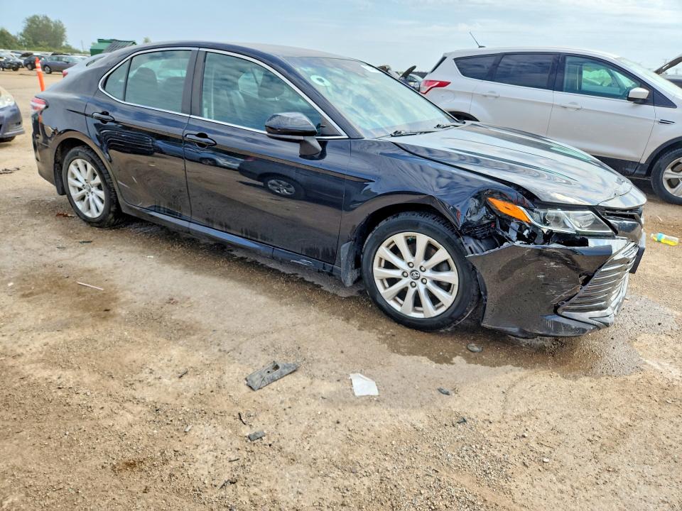 67449816 :رقم المزاد ، 4T1B11HK4JU609289 vin ، 2018 Toyota Camry مزاد بيع