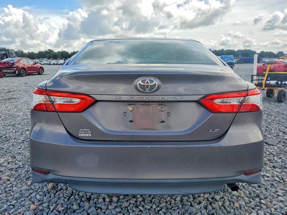 70162996 :رقم المزاد ، 4T1B11HK4JU639005 vin ، 2018 Toyota Camry مزاد بيع