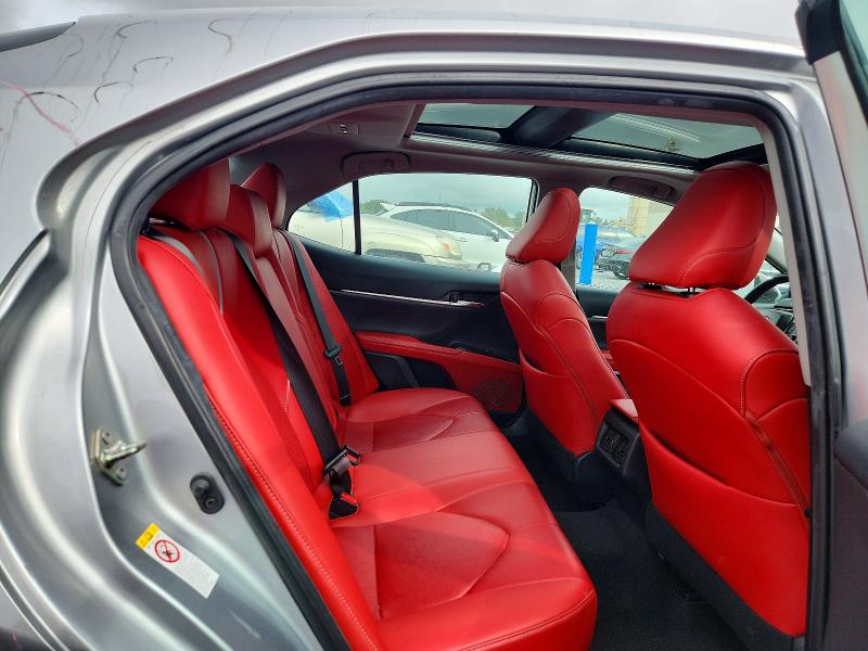 69516576 :رقم المزاد ، 4T1B61HK1KU180440 vin ، 2019 Toyota Camry مزاد بيع