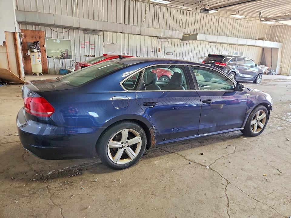 70351626 :رقم المزاد ، 1VWBP7A31DC049070 vin ، 2013 Volkswagen Passat مزاد بيع
