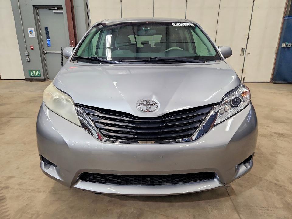 70153196 :رقم المزاد ، 5TDKK3DC8BS086179 vin ، 2011 Toyota Sienna مزاد بيع