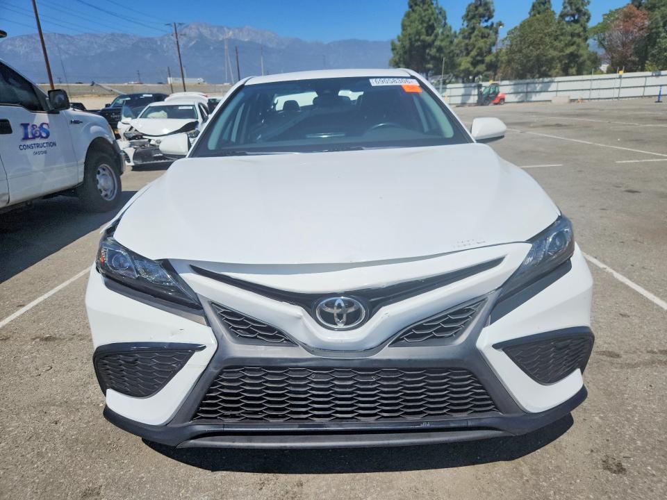 69058306 :رقم المزاد ، 4T1G11AK3MU521600 vin ، 2021 Toyota Camry مزاد بيع