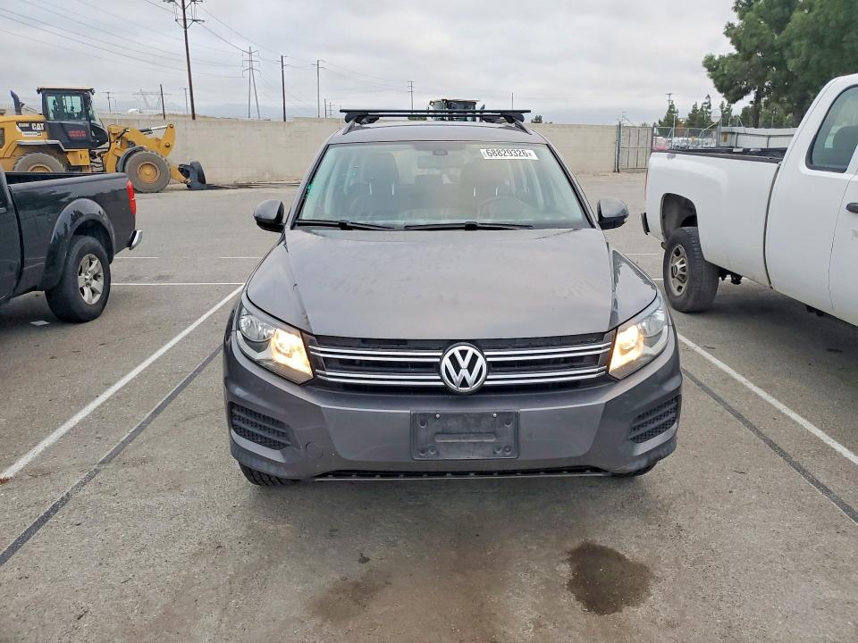 68829326 :رقم المزاد ، WVGAV7AX9HK027431 vin ، 2017 Volkswagen Tiguan مزاد بيع