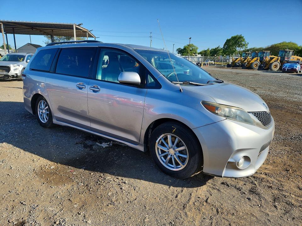 70889666 :رقم المزاد ، 5TDXK3DC5BS039651 vin ، 2011 Toyota Sienna مزاد بيع