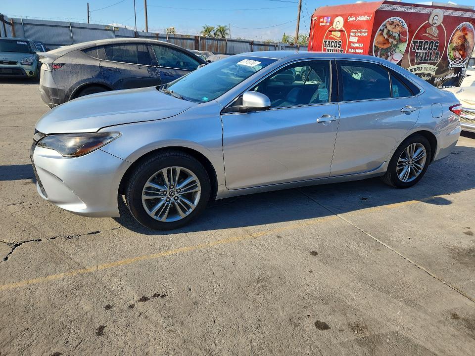 67918436 :رقم المزاد ، 4T1BF1FK7FU948706 vin ، 2015 Toyota Camry مزاد بيع