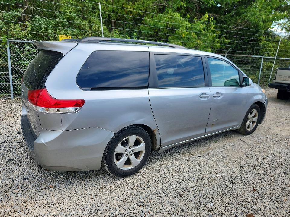 68071086 :رقم المزاد ، 5TDKK3DCXBS040711 vin ، 2011 Toyota Sienna مزاد بيع