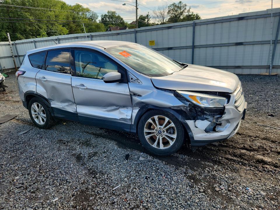 67728856 :رقم المزاد ، 1FMCU9GD0HUF00643 vin ، 2017 Ford Escape مزاد بيع