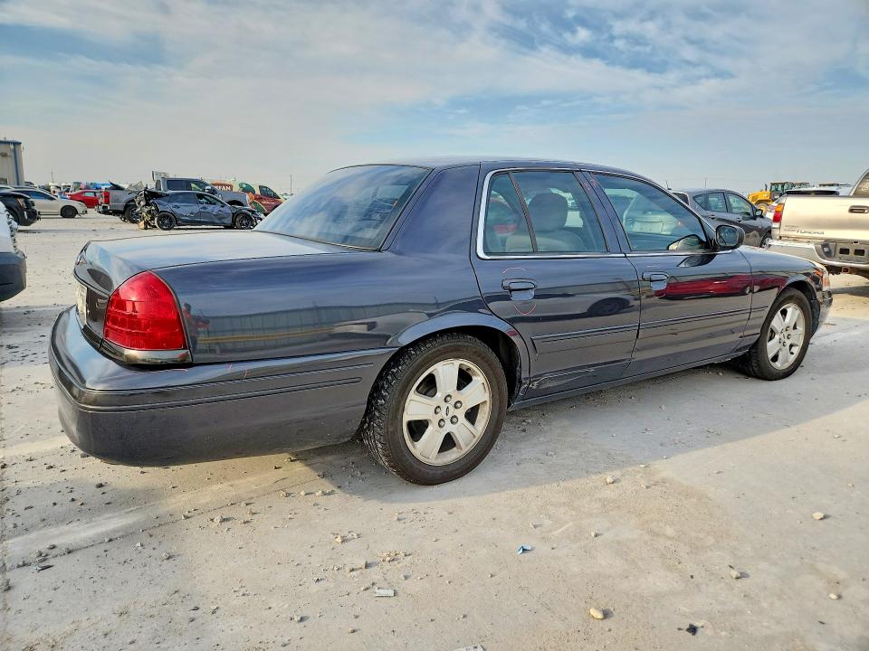 2004 Ford Crown Victoria მანქანა იყიდება აუქციონზე, vin: 2FAHP74W44X180912, აუქციონის ნომერი: 70003116