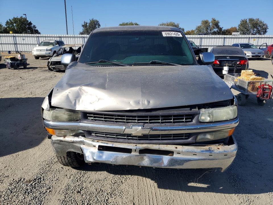 69031426 :رقم المزاد ، 2GCEC19V521283293 vin ، 2002 Chevrolet Silverado مزاد بيع