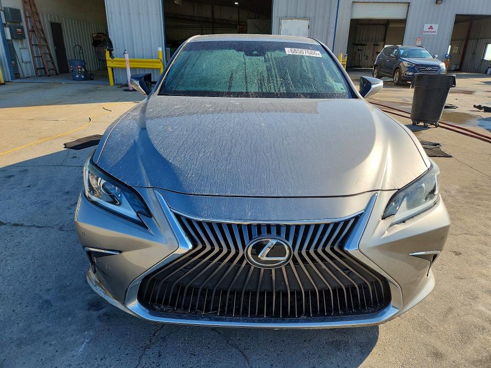 68507686 :رقم المزاد ، 58ABZ1B11KU031364 vin ، 2019 Lexus Es مزاد بيع