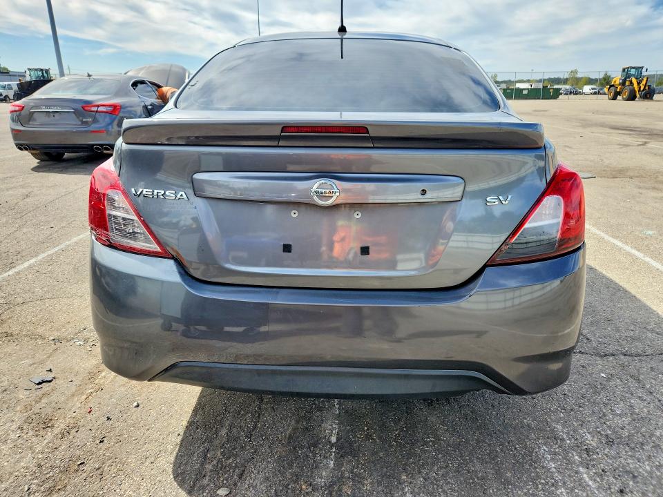 68926676 :رقم المزاد ، 3N1CN7AP8JL803729 vin ، 2018 Nissan Versa مزاد بيع