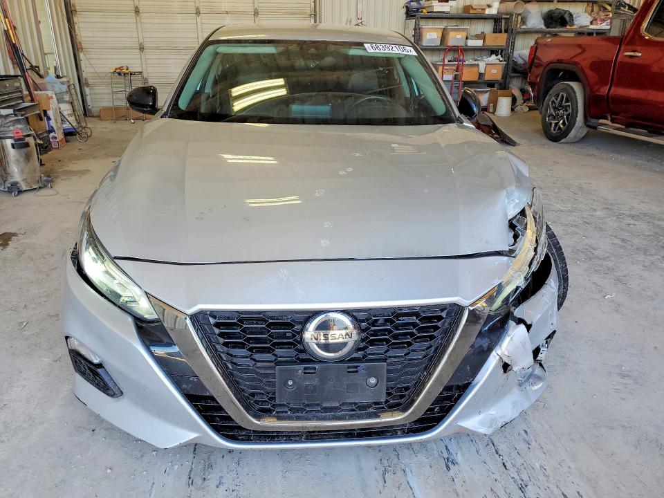 68392106 :رقم المزاد ، 1N4BL4CV3MN335816 vin ، 2021 Nissan Altima مزاد بيع