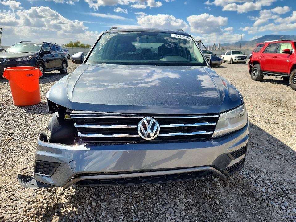 67165126 :رقم المزاد ، 3VV0B7AX9JM094961 vin ، 2018 Volkswagen Tiguan مزاد بيع