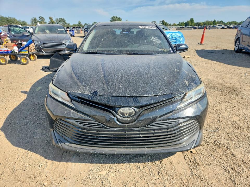68070026 :رقم المزاد ، 4T1B11HKXJU663812 vin ، 2018 Toyota Camry مزاد بيع