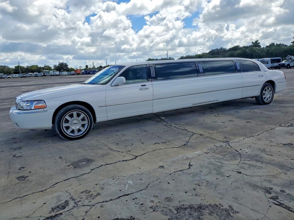 Auction sale of the 2008 Lincoln Town Car, vin: 2L1FM88W08X658708, lot number: 70557396