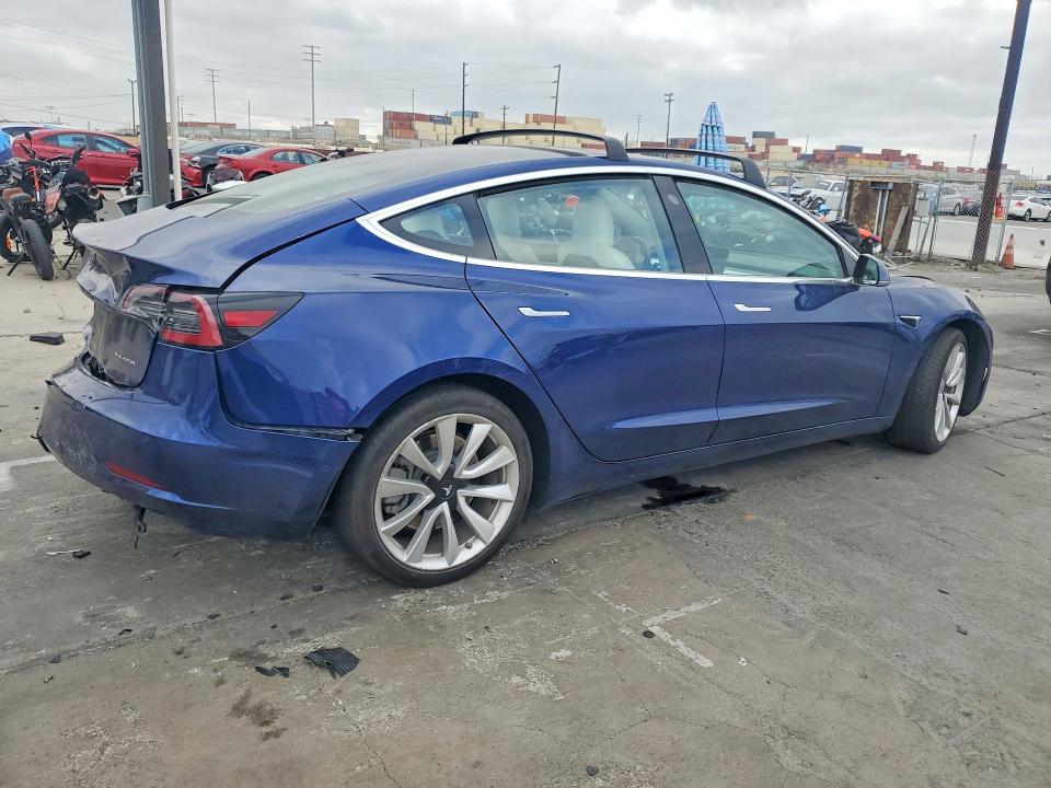 69182796 :رقم المزاد ، 5YJ3E1EB7JF135414 vin ، 2018 Tesla Model 3 مزاد بيع