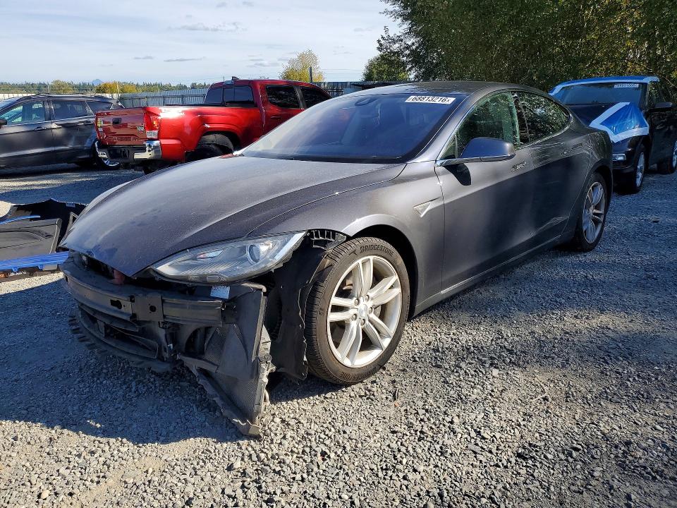 2014 Tesla Model S მანქანა იყიდება აუქციონზე, vin: 5YJSA1H16EFP66588, აუქციონის ნომერი: 68813216