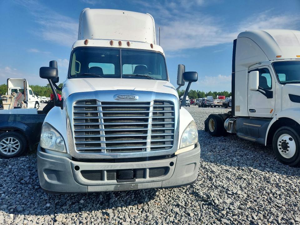 Продажа на аукционе авто 2015 Freightliner Cascadia, vin: 1FUBGEDV5FLGH4778, номер лота: 68601736