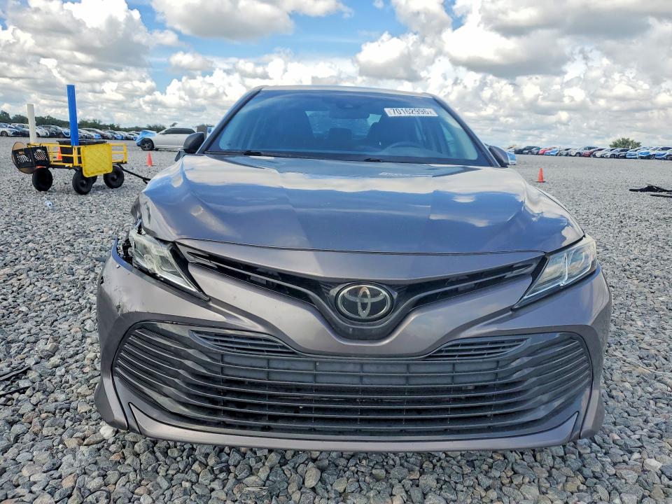 70162996 :رقم المزاد ، 4T1B11HK4JU639005 vin ، 2018 Toyota Camry مزاد بيع