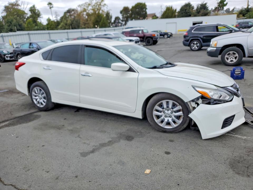 Auction sale of the 2017 Nissan Altima, vin: 1N4AL3AP2HC125252, lot number: 67880516