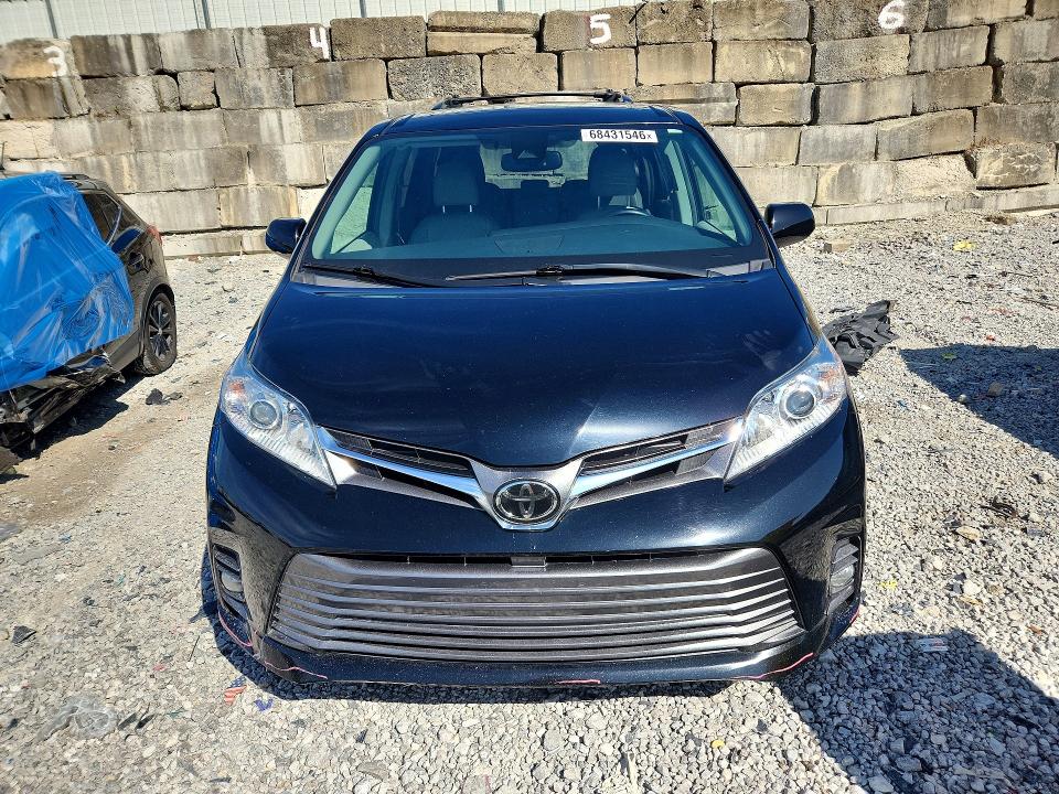 68431546 :رقم المزاد ، 5TDYZ3DC6JS965734 vin ، 2018 Toyota Sienna مزاد بيع