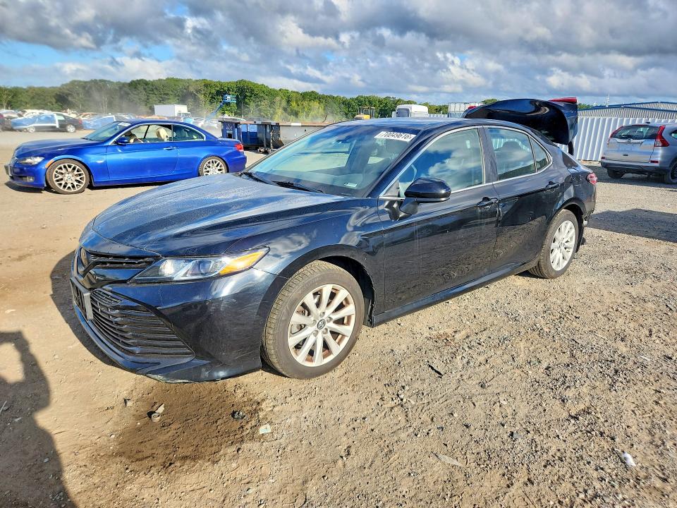 70049616 :رقم المزاد ، 4T1B11HK6JU610959 vin ، 2018 Toyota Camry مزاد بيع