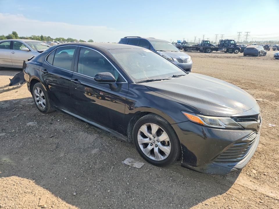 68070026 :رقم المزاد ، 4T1B11HKXJU663812 vin ، 2018 Toyota Camry مزاد بيع