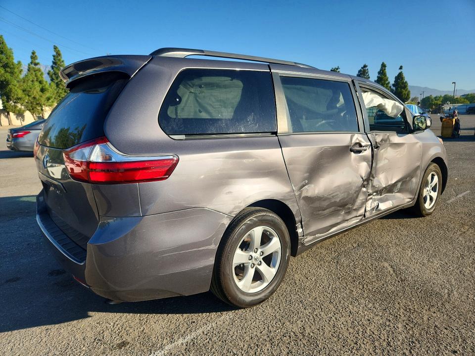 70152986 :رقم المزاد ، 5TDKK3DC1GS762432 vin ، 2016 Toyota Sienna مزاد بيع